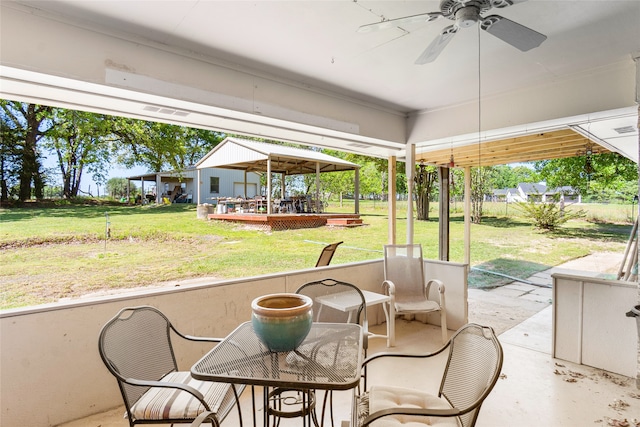 sunroom with ceiling fan