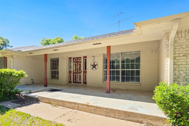 doorway to property featuring covered porch