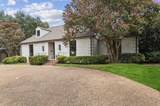 view of front of property featuring a front lawn