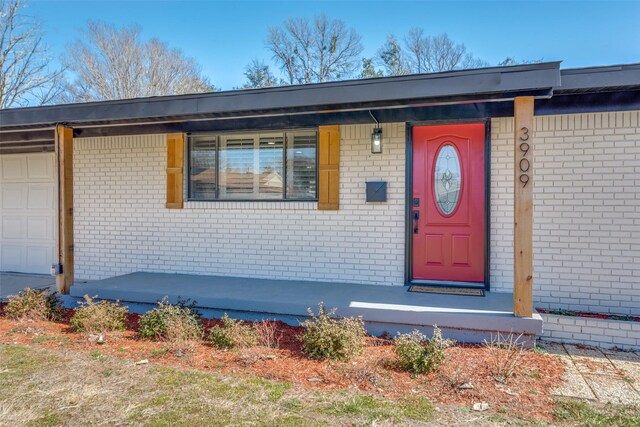 single story home featuring a front yard