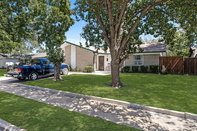 view of front facade with a front yard