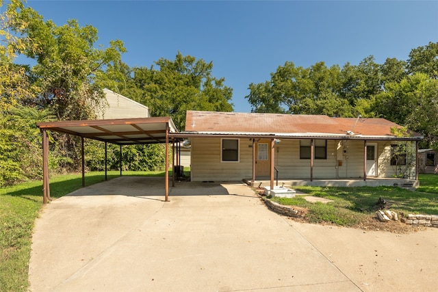 view of front of house featuring a porch, a front lawn, and a carport