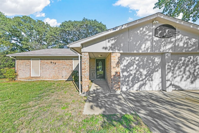 view of front of home featuring a front yard and a garage