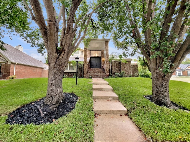 view of front of home with a front lawn