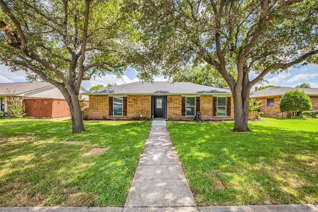 ranch-style home featuring a front lawn