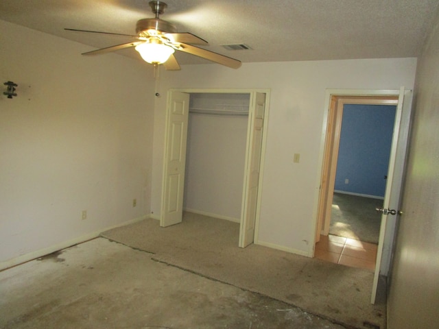 unfurnished bedroom with ceiling fan, a textured ceiling, and a closet