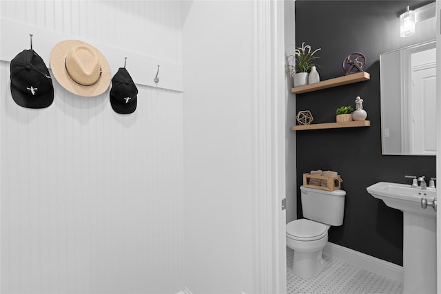 bathroom featuring toilet and sink