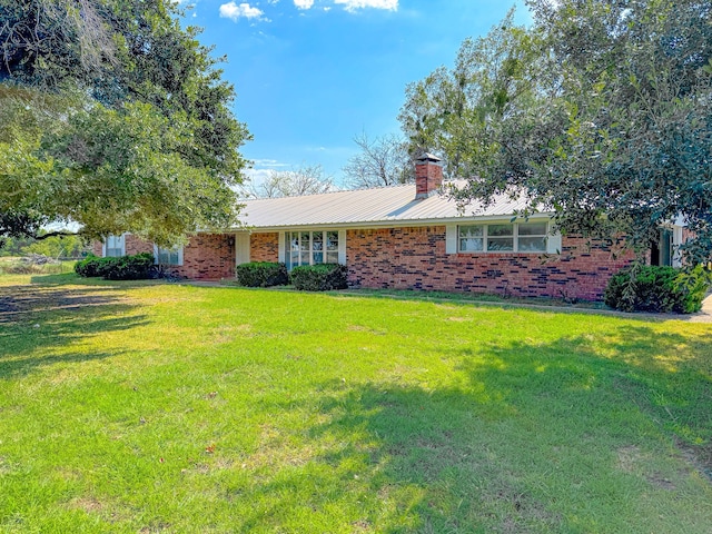 ranch-style house featuring a front lawn