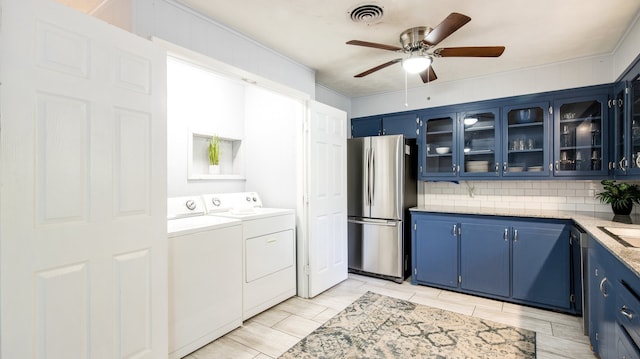 washroom featuring ceiling fan and separate washer and dryer