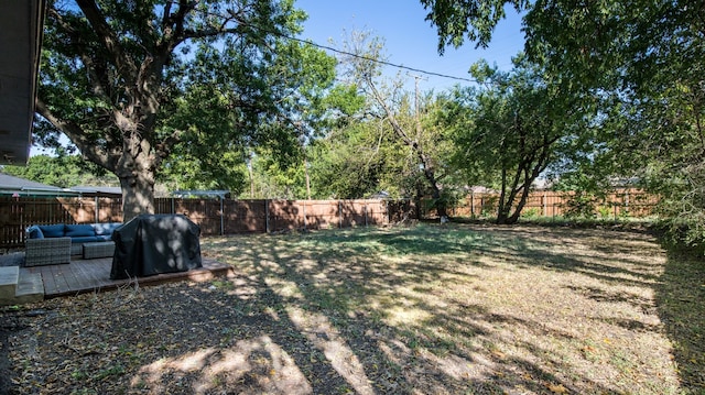 view of yard featuring outdoor lounge area