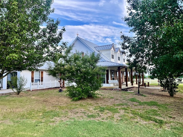 view of front of property featuring a front lawn and covered porch