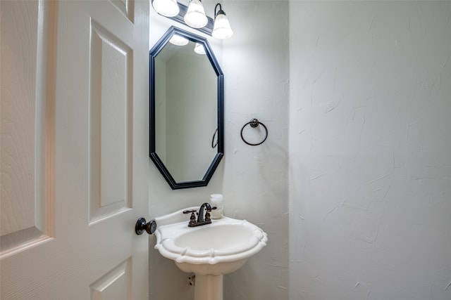 bathroom featuring sink