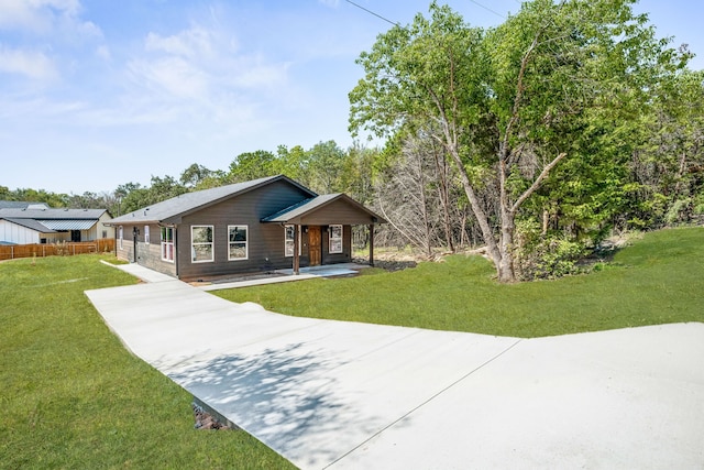 view of front of property with a front yard