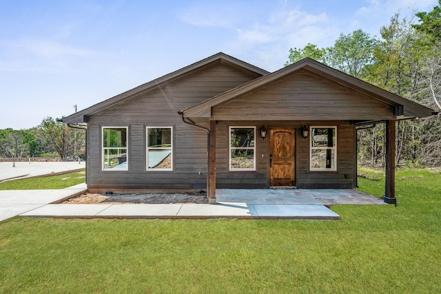 view of front of property with a front lawn