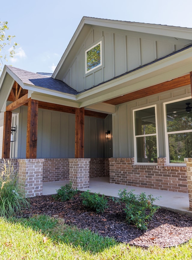 view of front of home with ceiling fan and covered porch