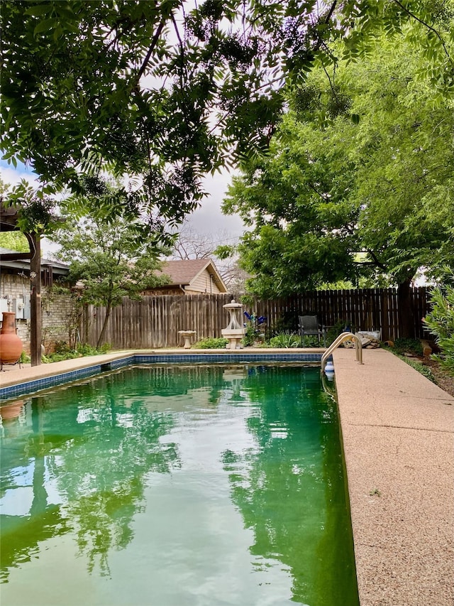 view of swimming pool