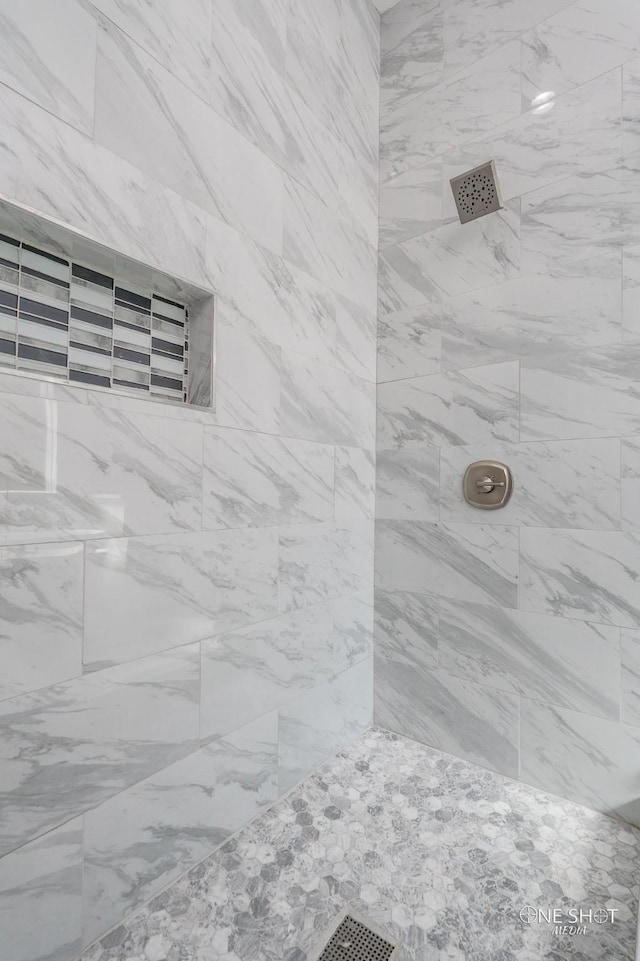 bathroom featuring a tile shower