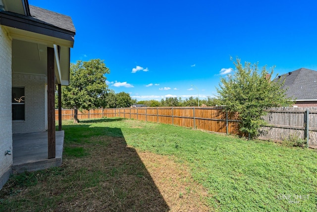 view of yard featuring a patio area