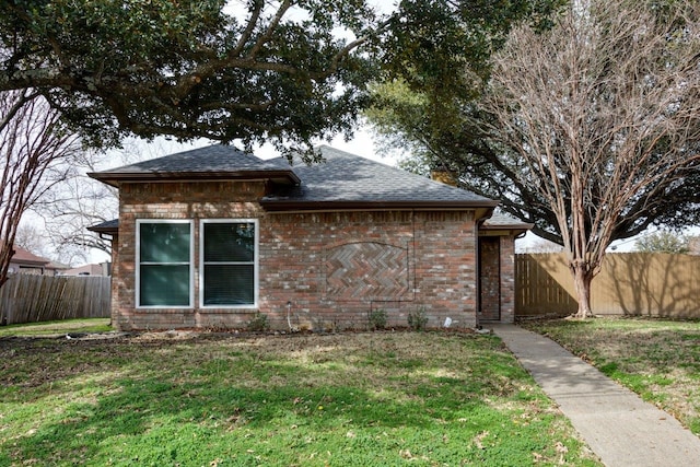 ranch-style home featuring a front yard