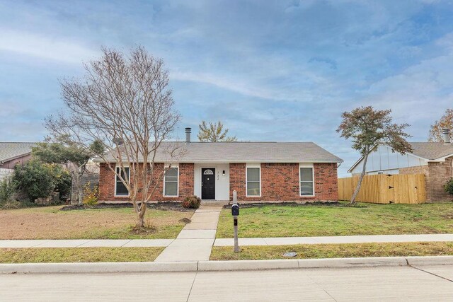 ranch-style home featuring a front lawn