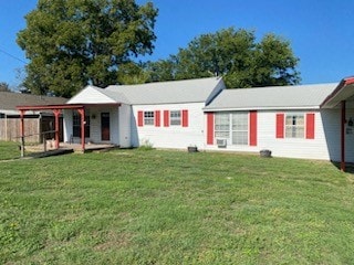 ranch-style home featuring a front lawn