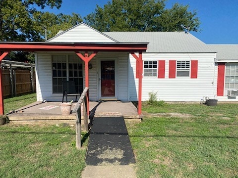 bungalow featuring a front yard