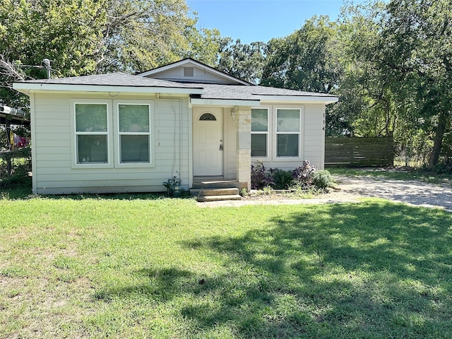 view of front of home featuring a front lawn