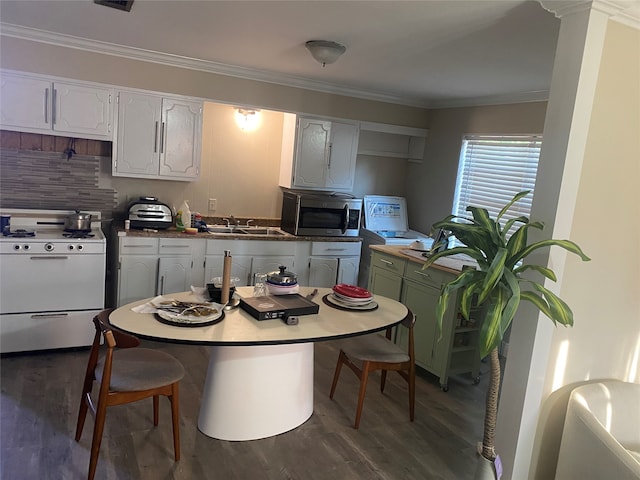 kitchen with sink, ornamental molding, tasteful backsplash, dark wood-type flooring, and white range oven