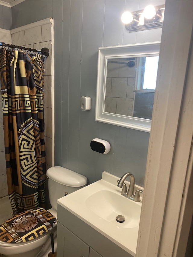 bathroom with vanity, toilet, and a shower with shower curtain