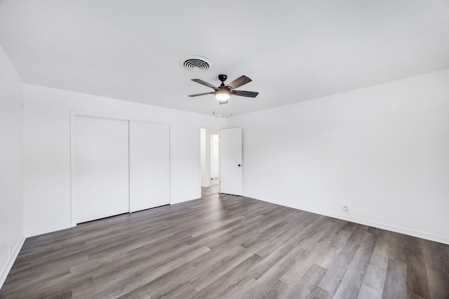 unfurnished bedroom featuring light hardwood / wood-style flooring, a closet, and ceiling fan