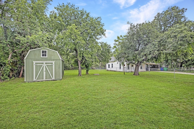 view of yard featuring a storage unit