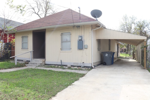 view of front facade featuring a front yard and a carport