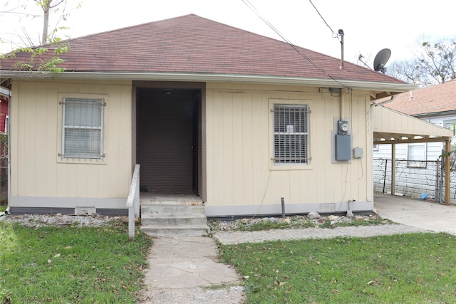 view of front of property with a front lawn