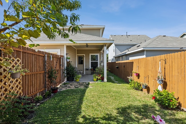 view of yard featuring a patio area