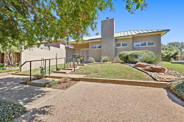 exterior space featuring a front yard