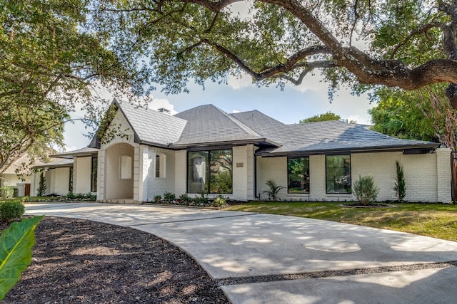 view of front facade with a front lawn