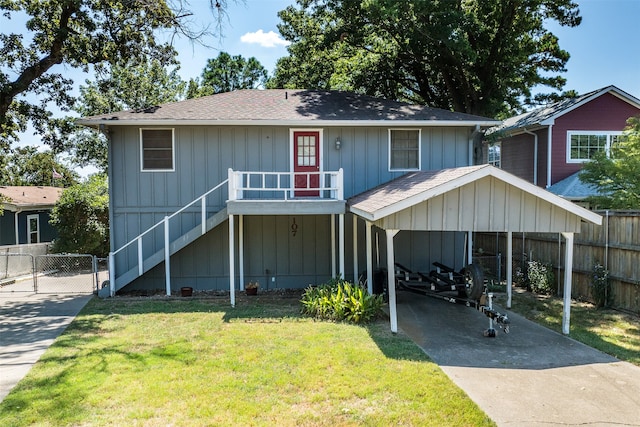 view of front of house featuring a front yard, a porch, and a carport