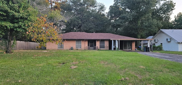 view of front of home featuring a front lawn