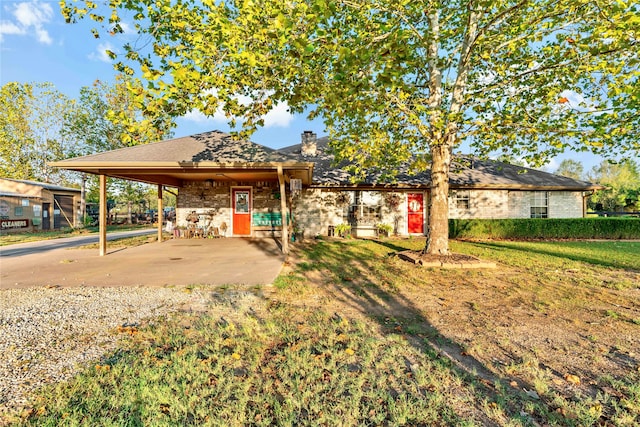 view of front of property with a front lawn