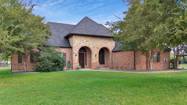 view of front of home featuring a front yard