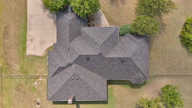 view of front of home featuring a front yard