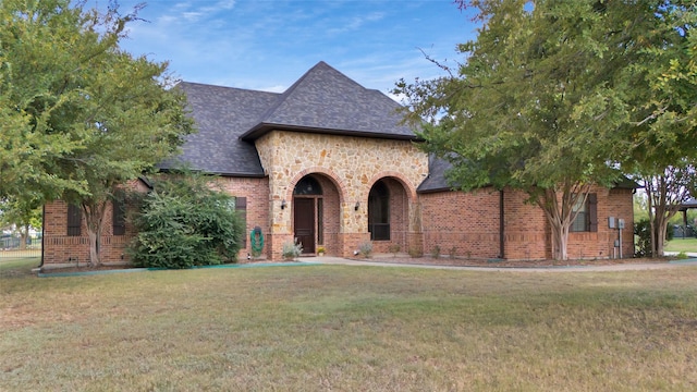 view of front facade with a front lawn