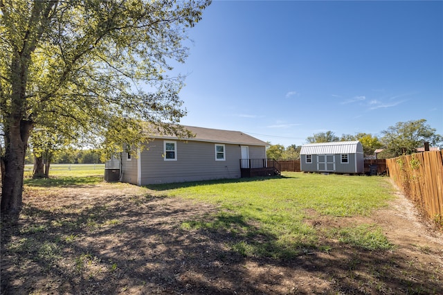 view of yard featuring a shed