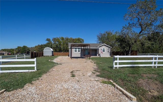 view of yard featuring a shed