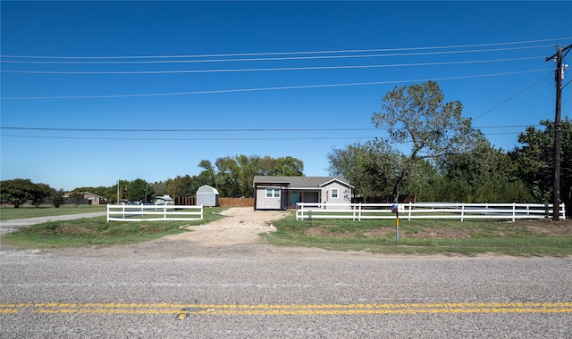 view of front of property featuring a front yard