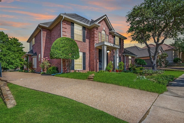 view of front facade featuring a yard