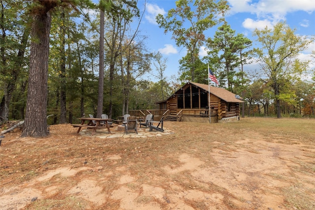 view of yard featuring a fire pit