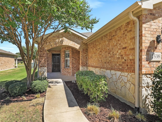 property entrance featuring a yard