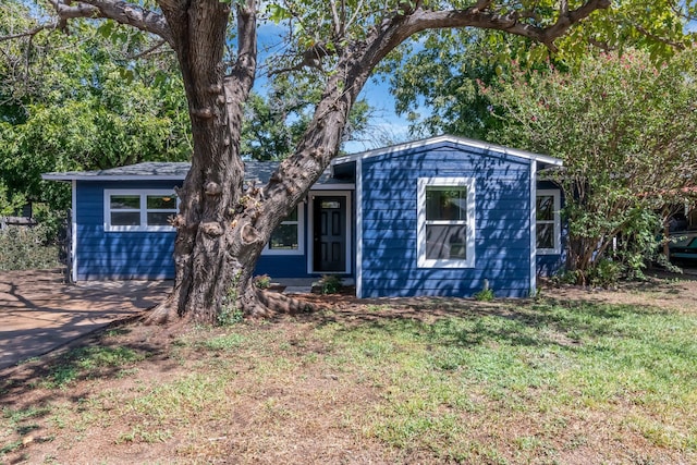 view of front of property featuring a front lawn