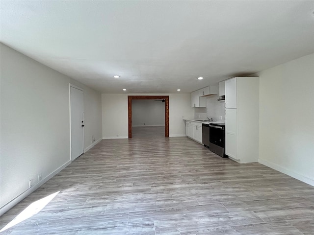 1526 Daniel Dr, Arlington, TX 76010 - unfurnished living room featuring recessed lighting, light wood finished floors, and baseboards